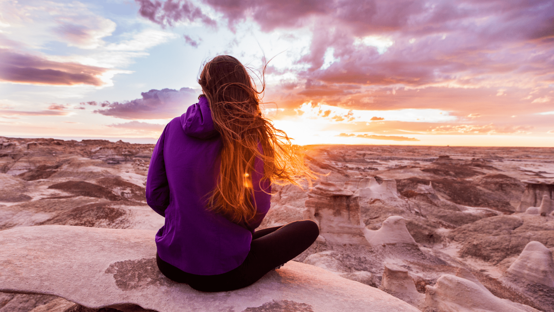 Femme admirant le coucher de soleil